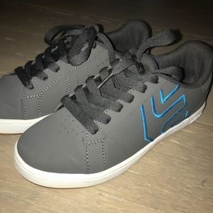 Low rise sneakers